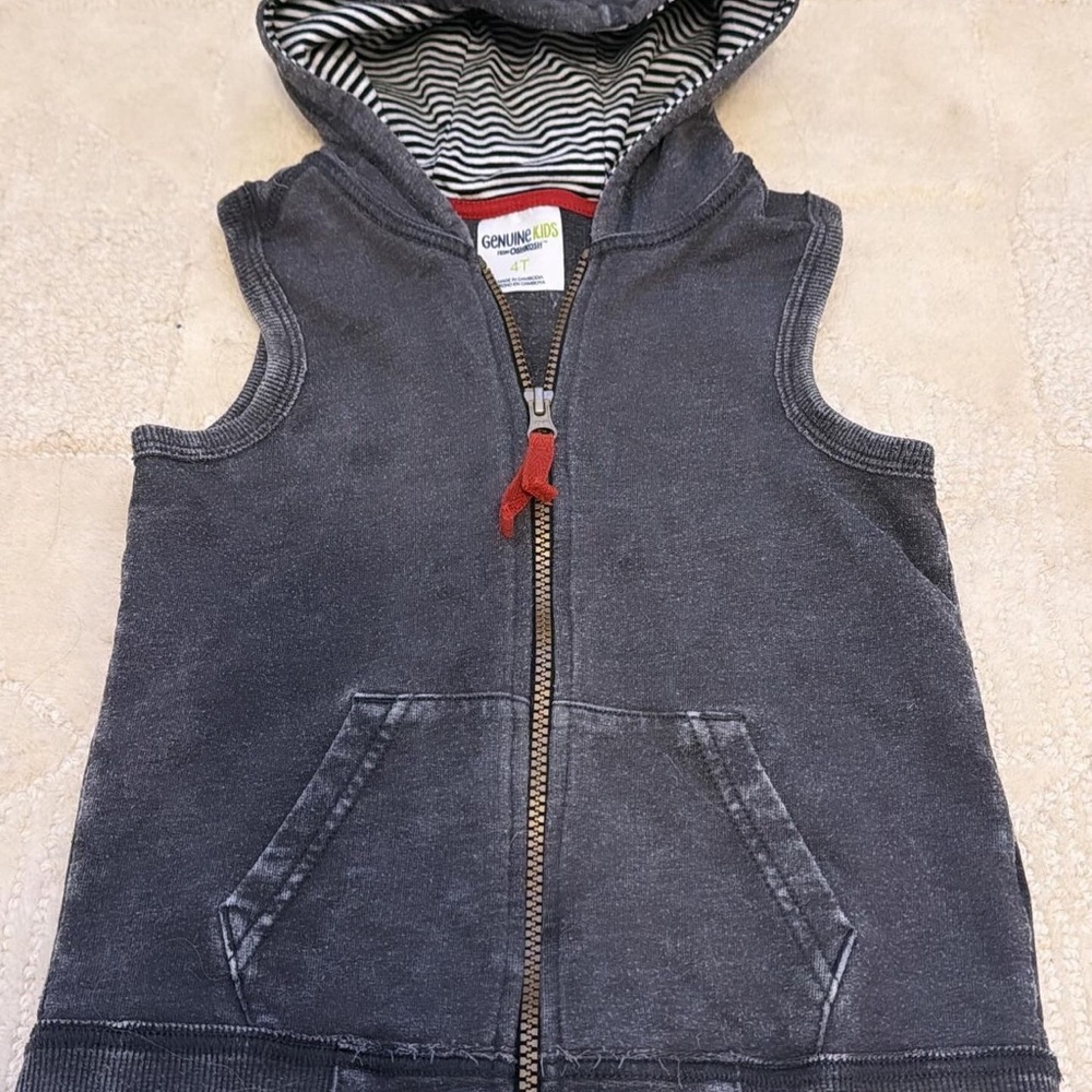 Sleeveless vest boys gender neutral Oshkosh dark grey cute trendy size 4T